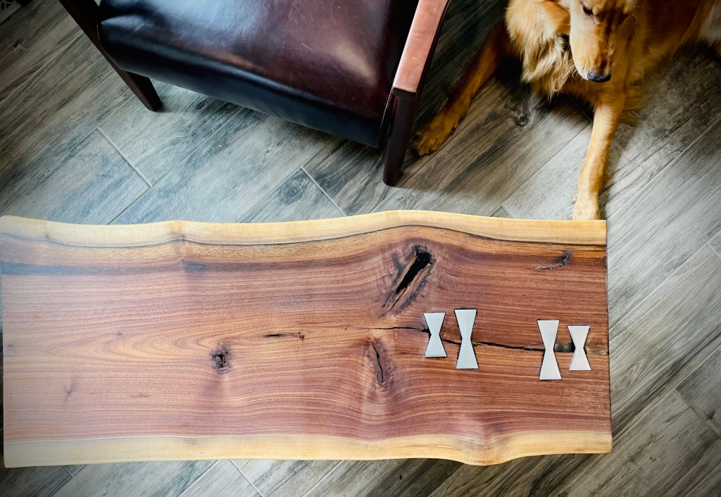 Metal bow tie in walnut